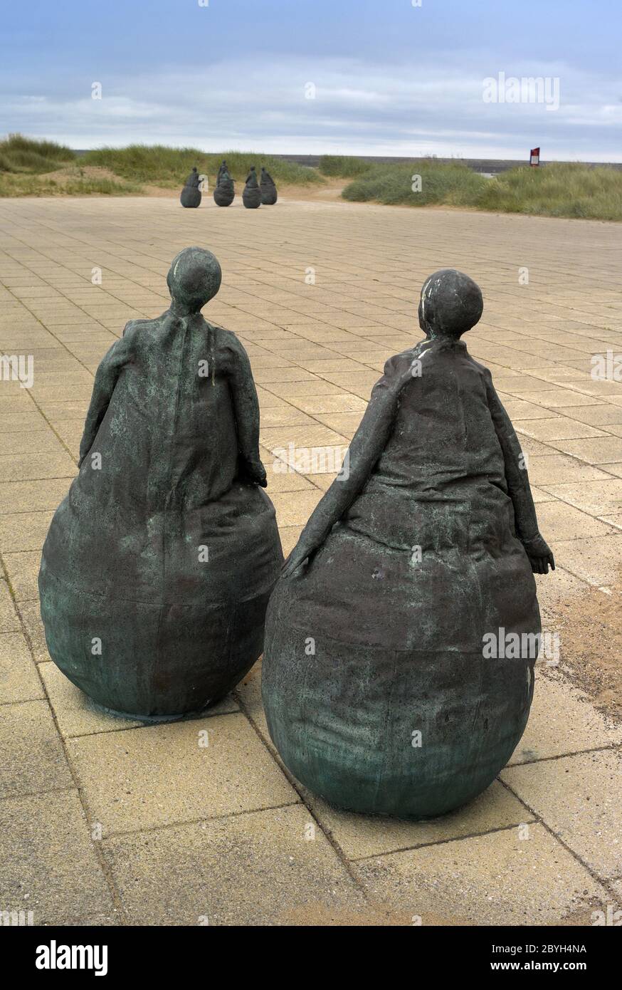 Skulptur Kunst im öffentlichen Raum "Conversation Piece" EINE 22-teilige Skulptur des spanischen Bildhauers Juan Muñoz, Little Haven Beach, South Shields Stockfoto