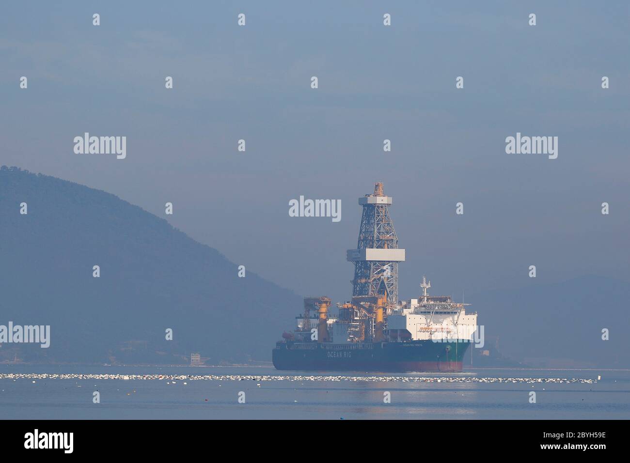 10. Juni 2020, Geoje, GYEONGNAM, SÜDKOREA: 10. Juni 2020-Geoje, Südkorea- A View Scene of Drillship Commissioning for Deliver Vessel near SHI (Samsung Heavy Industry) in Geoje, Südkorea. Korea Shipbuilding & Offshore Engineering Co., die Schiffbau-Holding-Gesellschaft der südkoreanischen Hyundai Heavy Industries Group, sagte Dienstag, es hat einen 90 Milliarden-won (75 Millionen US-Dollar) Auftrag für den Bau von zwei petrochemischen Trägern gewonnen. Die beiden 50,000 Tonnen schweren Schiffe werden ab Oktober dieses Jahres von Hyundai Mipo Dockyard Co., einer Tochtergesellschaft von Korea Shipbuilding, gebaut und an einen europäischen geliefert Stockfoto