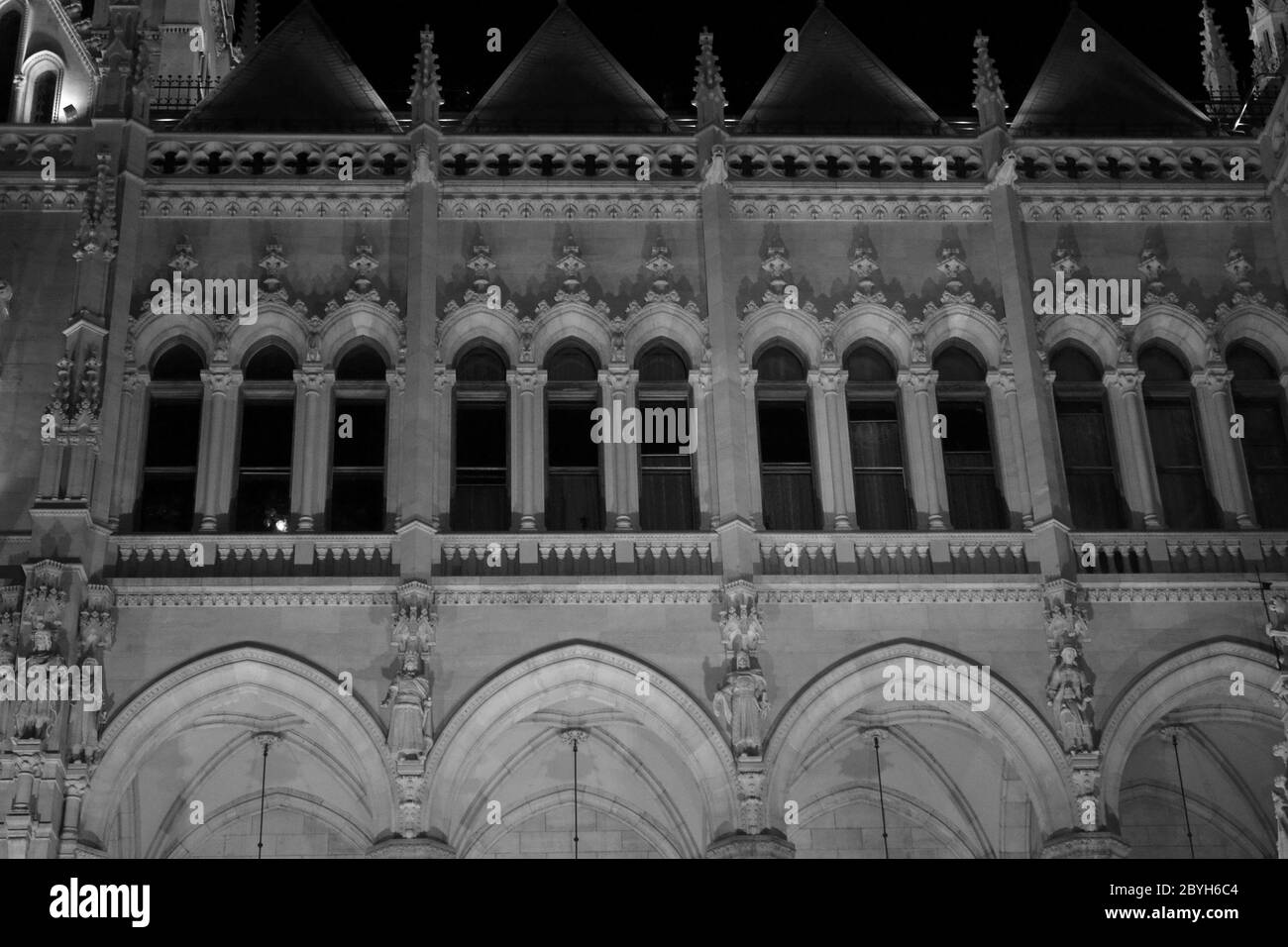 Budapester Parlamentsgebäude in Ungarn in der Dämmerung. Stockfoto