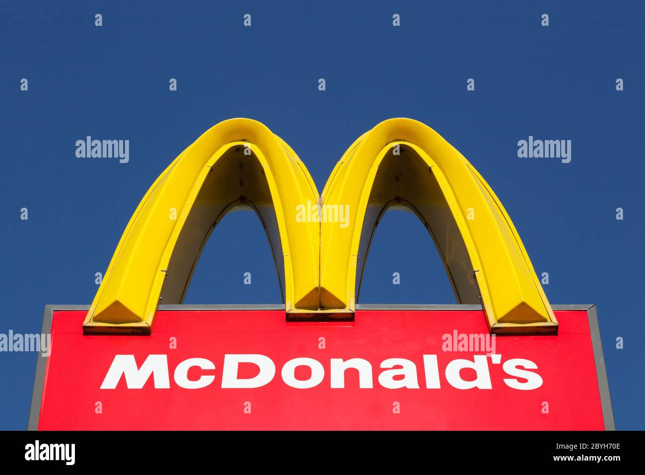 Skanderborg, Dänemark - 9. August 2015: MC Donald's Logo auf einer Stange. McDonald's ist die weltweit größte Kette von Hamburger Fast-Food-Restaurants Stockfoto