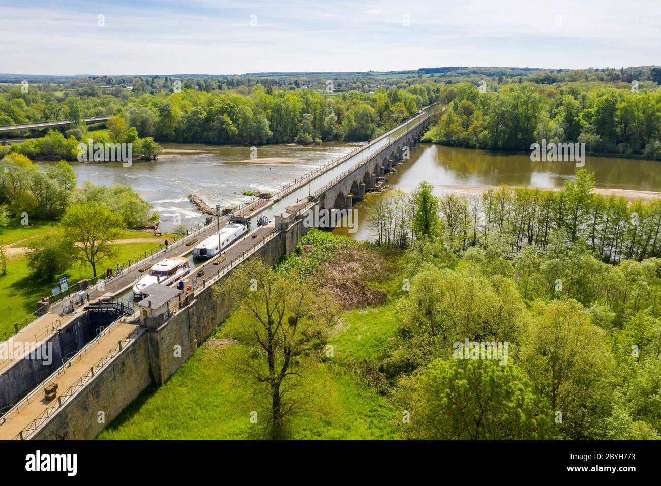 Frankreich, Cher, Berry, Cuffy, Le Guetin, Canal du Guetin Brücke vom Seitenkanal zur Loire über dem Allier (Luftaufnahme) // Frankreich, Cher (18 Stockfoto