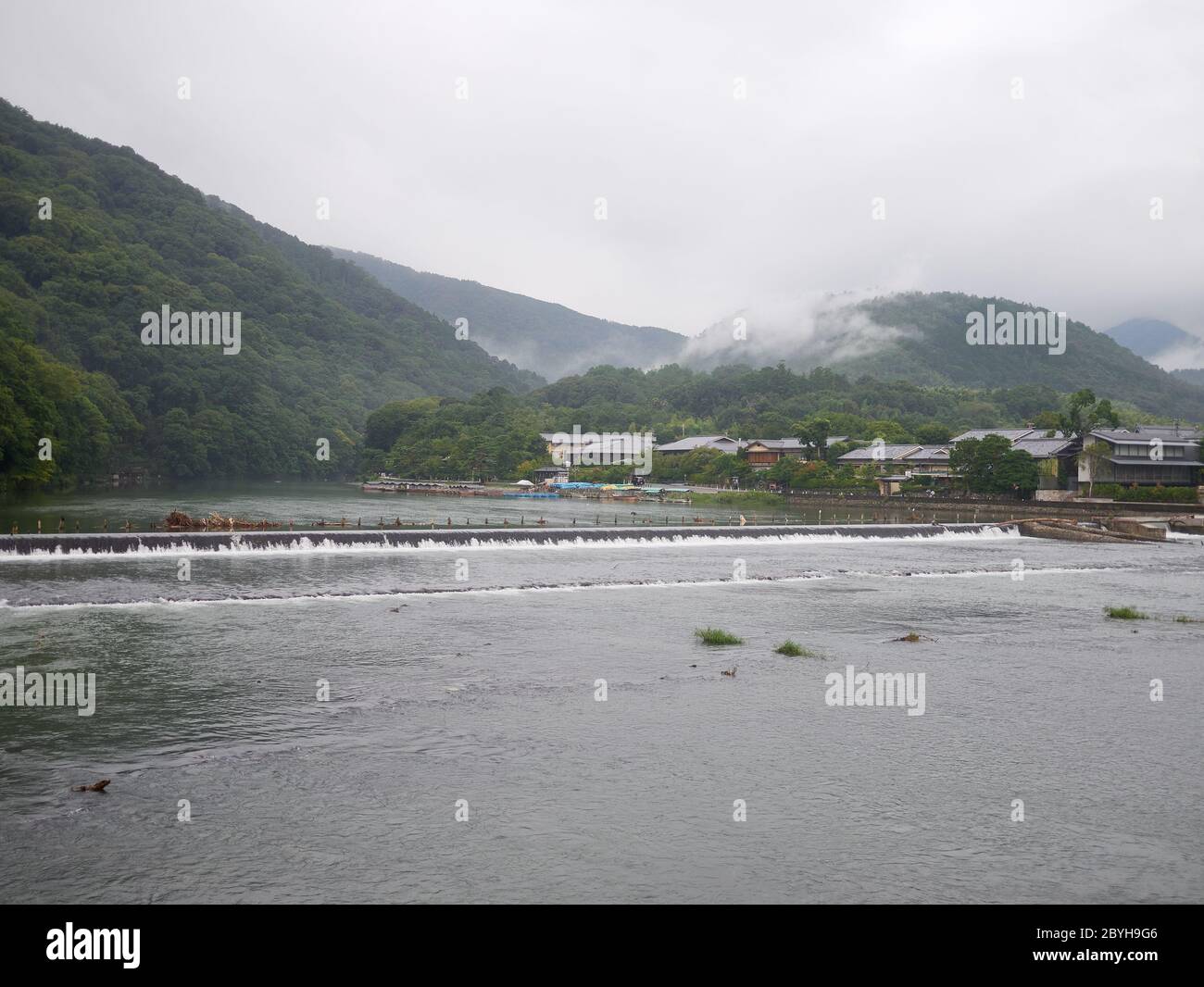 Katsura Fluss am Morgen von der Togetsu-kyo, Arashiyama, Kyoto, Japan. Stockfoto