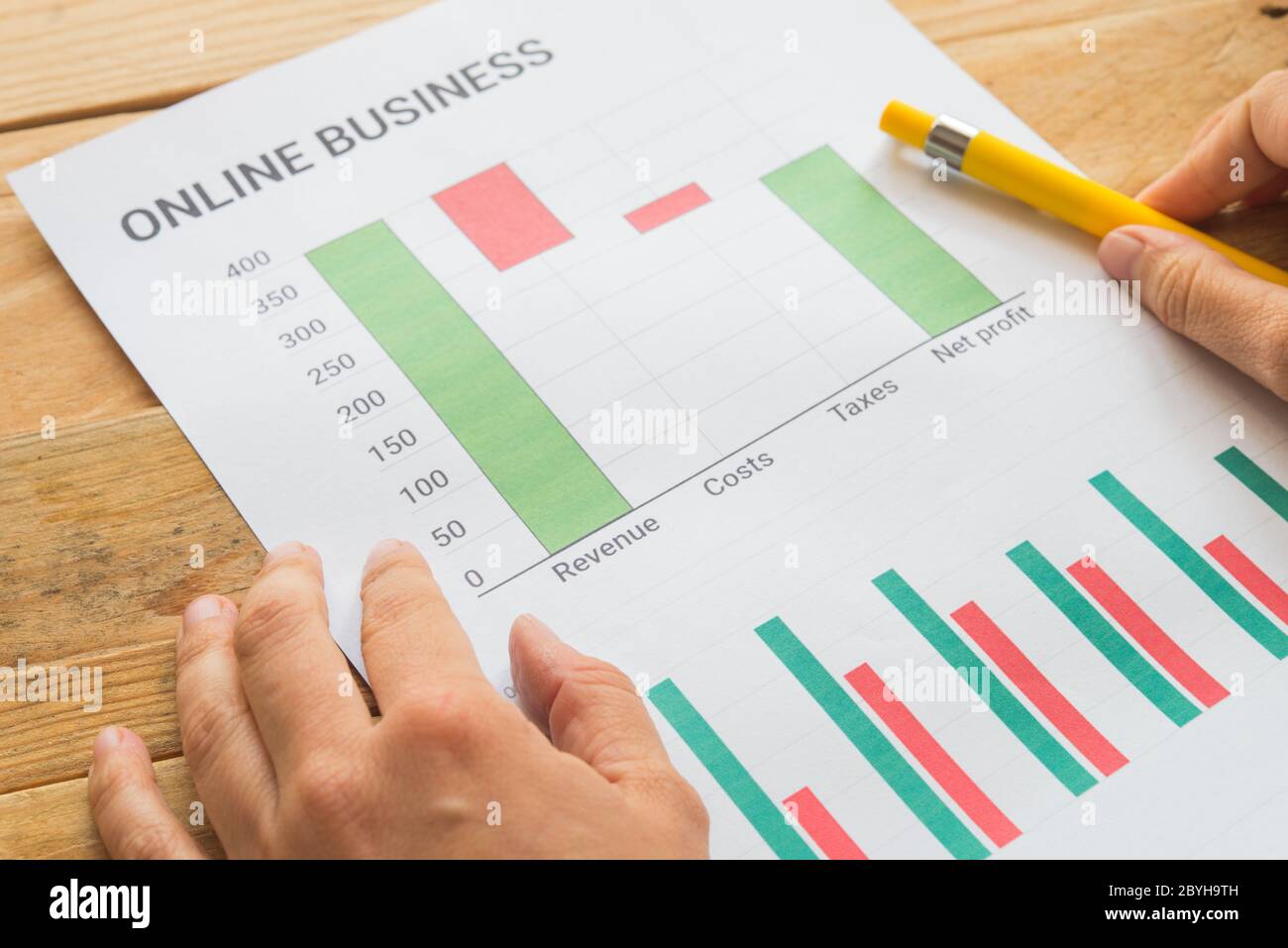 Junge Unternehmen beschäftigt arbeiten, Unternehmer Analyse von Finanzinformationen als Grafik Stockfoto