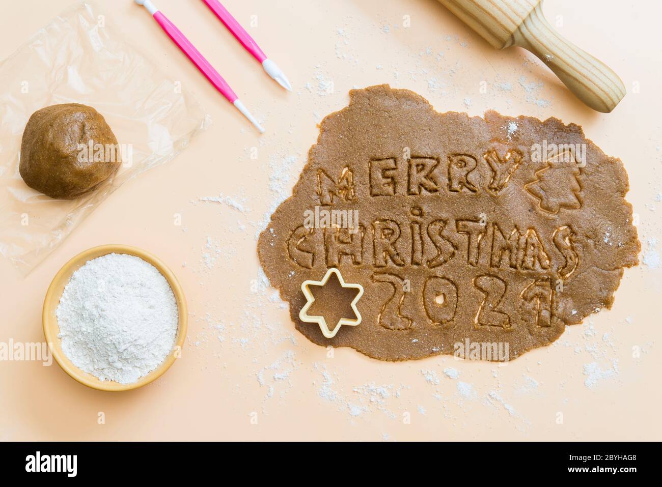 Weihnachtskekse mit den Buchstaben Frohe Weihnachten 2021 Stockfoto