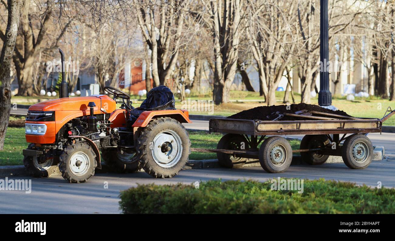 Orange Traktor mit einem Trailer-park Stockfoto