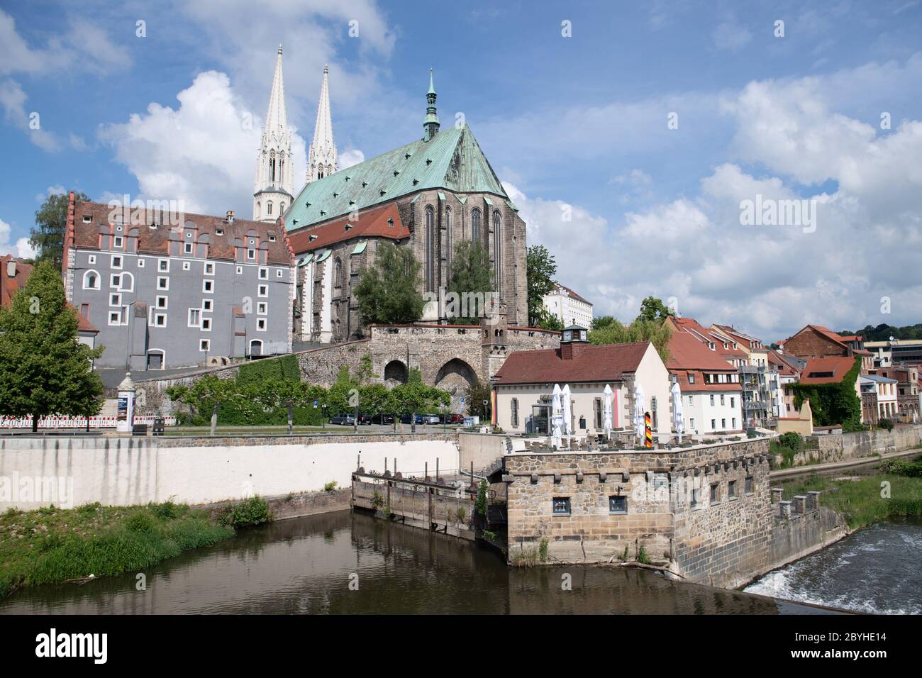 09. Juni 2020, Sachsen, Görlitz: Blick über die Neiße zur Pfarrkirche St. Peter und Paul. Es ist wahrscheinlich die älteste Kirche der Stadt, die aus einer frühen Schlosskirche aus dem 11. Jahrhundert stammt. Das Gebäude, auch Peterskirche genannt, wurde in der Gotik ab 1423 zu einer mächtigen fünfschiffigen Hallenkirche umgebaut. Die Görlitzer Peterskirche ist die größte und älteste Kirche dieser Art in Sachsen und wurde zum Vorbild für alle späteren Einrichtungen. Foto: Sebastian Kahnert/dpa-Zentralbild/ZB Stockfoto