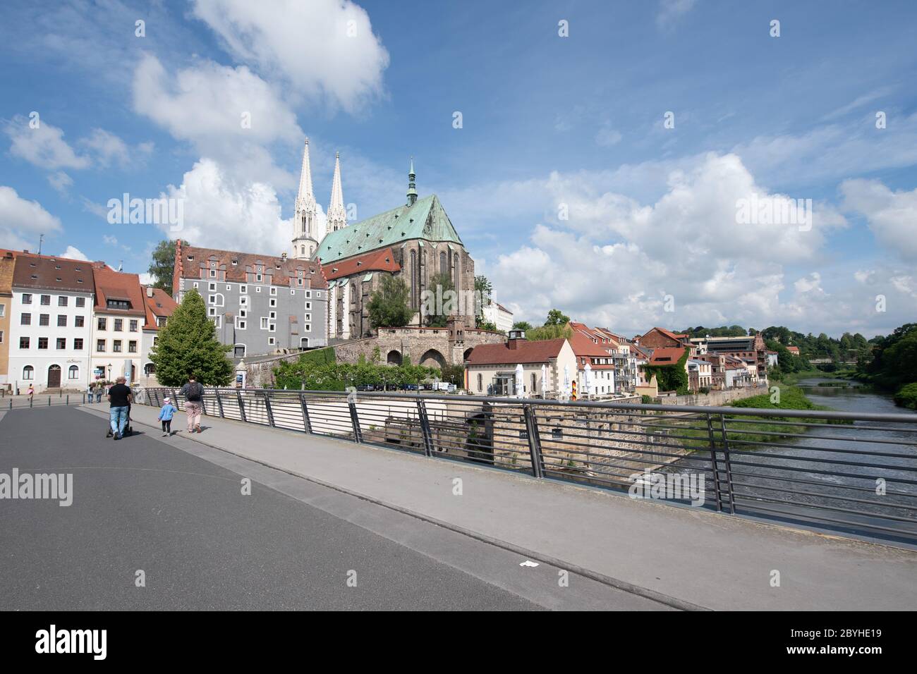 09. Juni 2020, Sachsen, Görlitz: Die alte Stadtbrücke über die Neiße vor der Pfarrkirche St. Peter und Paul. Es ist wahrscheinlich die älteste Kirche der Stadt, die aus einer frühen Schlosskirche aus dem 11. Jahrhundert stammt. Das Gebäude, auch Peterskirche genannt, wurde in der Gotik ab 1423 zu einer mächtigen fünfschiffigen Hallenkirche umgebaut. Die Görlitzer Peterskirche ist die größte und älteste Kirche dieser Art in Sachsen und wurde zum Vorbild für alle späteren Einrichtungen. Foto: Sebastian Kahnert/dpa-Zentralbild/ZB Stockfoto