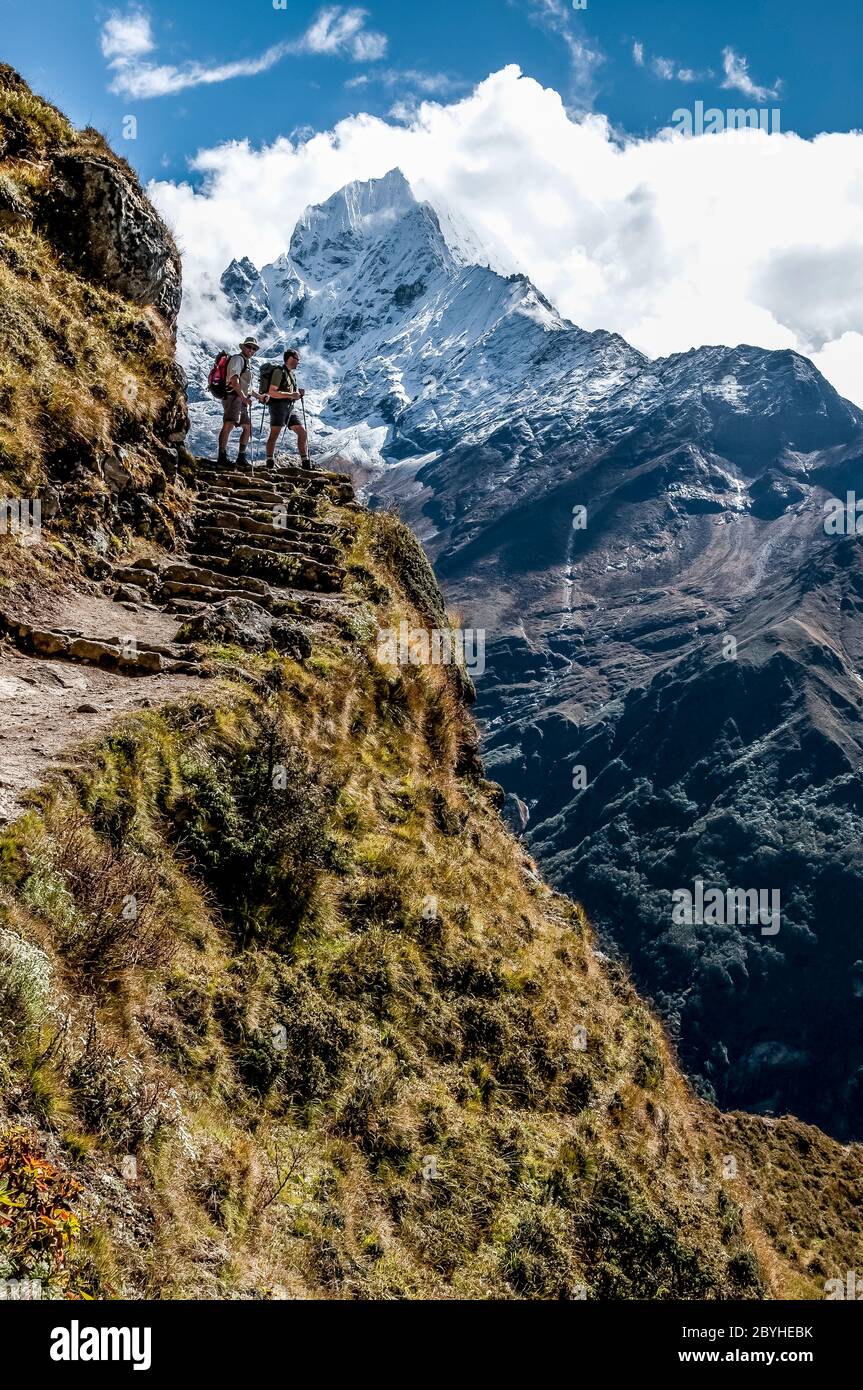 Nepal. Island Peak Trek. Blick in Richtung des berühmten Ama Dablam-Gipfels von oberhalb des Namche Bazaar auf dem Weg zum Thangboche-Kloster Stockfoto