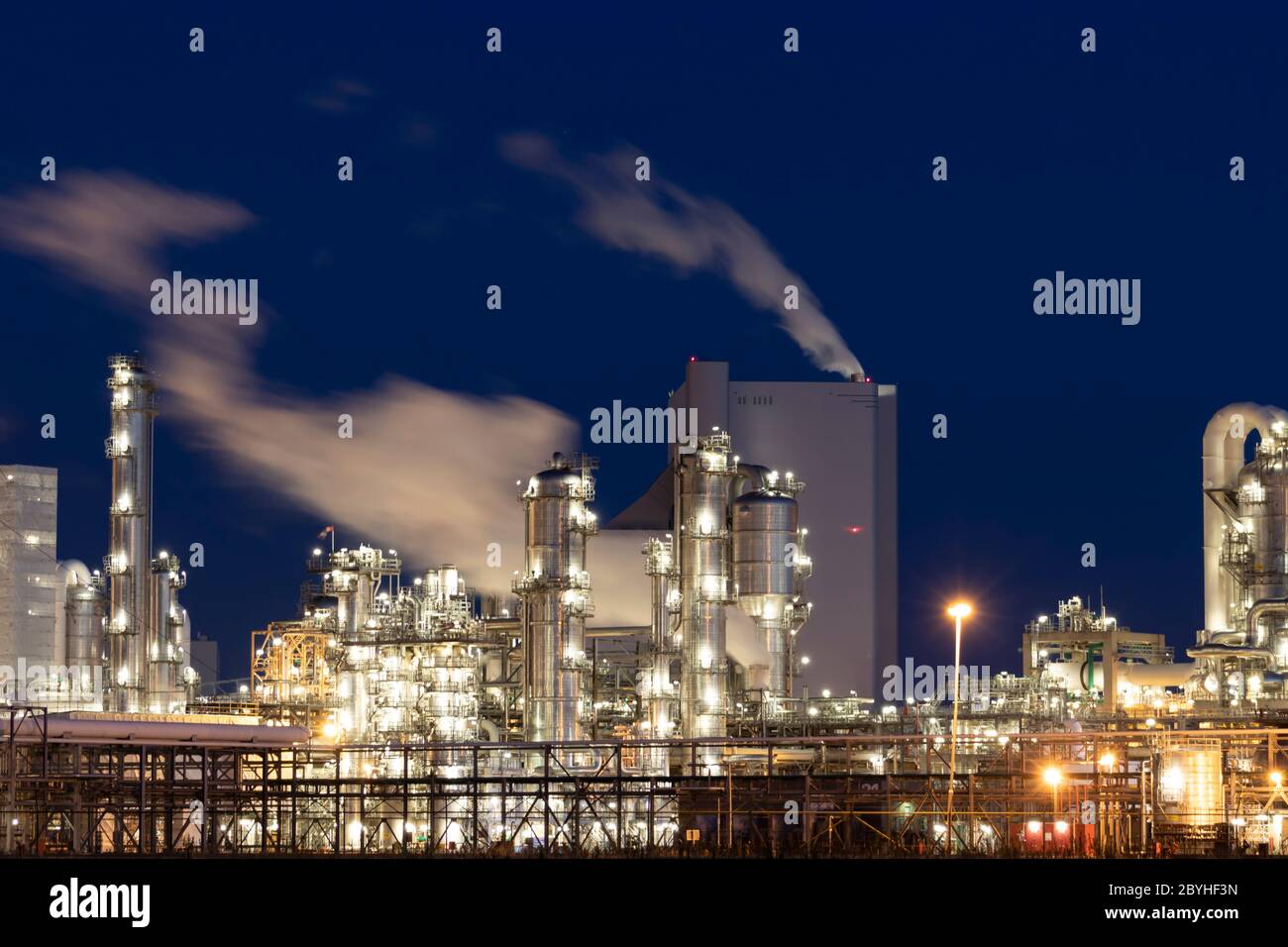 Schwerindustrie chemische Anlage in der Nacht. Rauch aus Rohren verursacht globale Erwärmung und Treibhauseffekt. Stockfoto