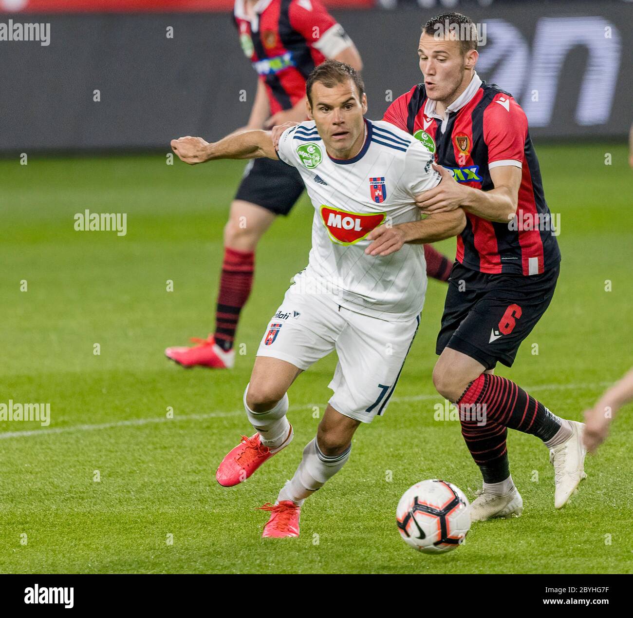 BUDAPEST, UNGARN - 9. JUNI: Daniel Gazdag von Budapest Honved fordert Nemanja Nikolic von MOL Fehervar FC während des ungarischen OTP Bank Liga-Spiels zwischen Budapest Honved und MOL Fehervar FC im Nandor Hidegkuti Stadion am 9. Juni 2020 in Budapest, Ungarn. Stockfoto