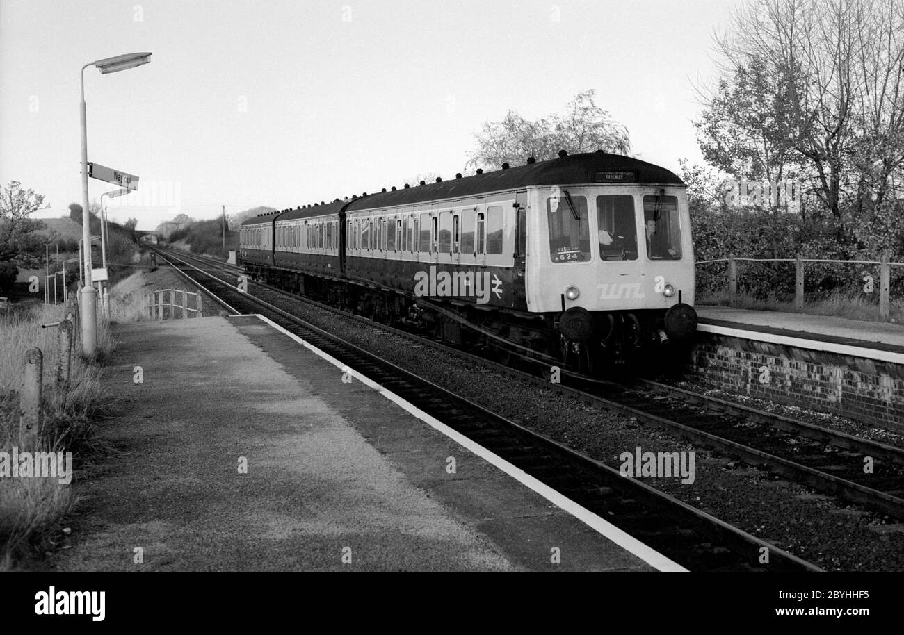 Ein Dieselzug mit mehreren Einheiten am Bahnhof Wootton Wawen, Warwickshire, England, Großbritannien. 15th. November 1986. Stockfoto