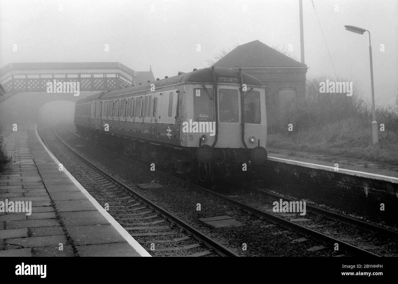 Ein Diesel-Mehrteiler-Dieselzug bei nebeligem Wetter am Bahnhof Wilmcote, Warwickshire, England, Großbritannien. November 1986. Stockfoto