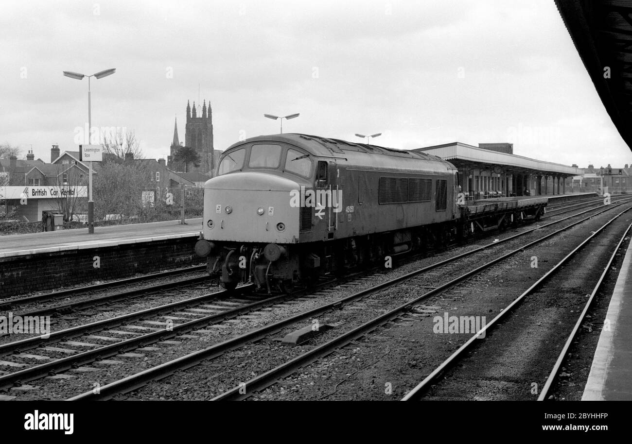 Baureihe 45 Diesellokomotive Nr. 45051 zieht einen kurzen Güterzug an der Leamington Spa Station, Warwickshire, England, Großbritannien. November 1986. Stockfoto