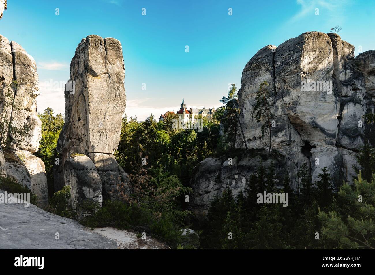 Aussichtspunkt auf Sandsteinfelsen Stadt in der Nähe von Schloss Hruba Skala in Böhmisches Paradies, Tschechische Republik. Frühlingslandschaft des Böhmischen Paradieses Stockfoto