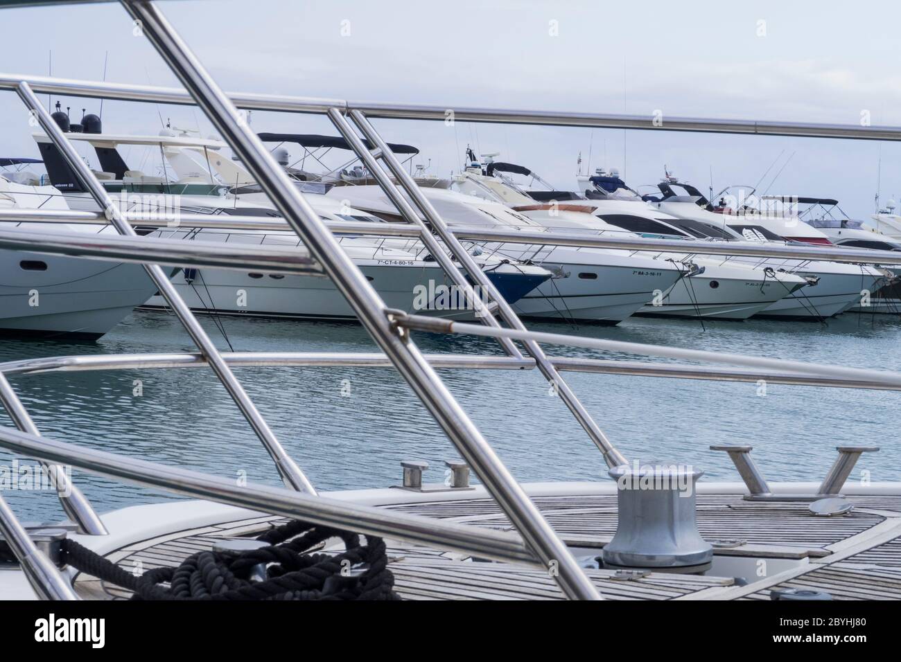 Motoryachten in Marina Marbella Spanien vertäut Stockfoto