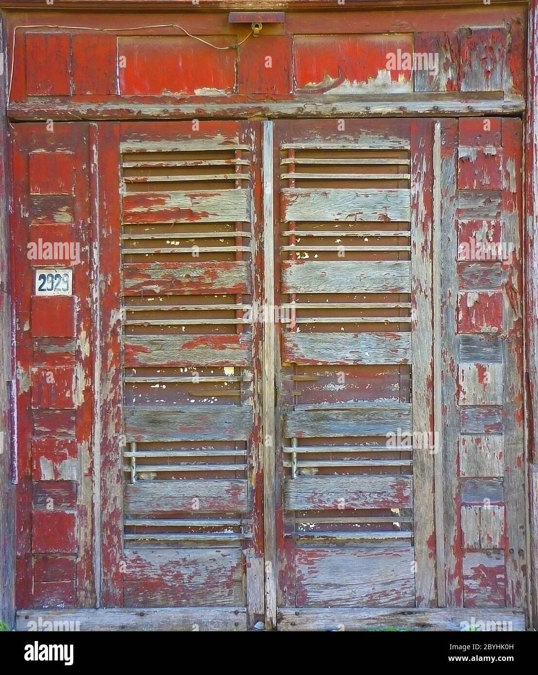 Verlassene Holzhaus Fabriktür in leuchtendem Rot Stockfoto