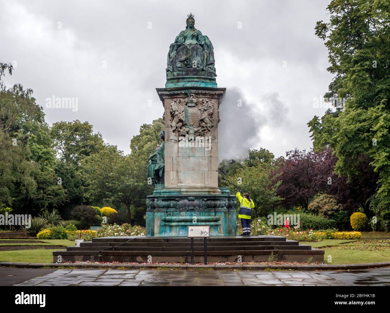 Die Arbeiter des Rates reinigen Graffiti, darunter die Buchstaben "BLM" und die Worte "Wanderer" und "Eigentümer der Lave", von einer Statue von Königin Victoria in Woodhouse Moor, Leeds, nach einer Reihe von Black Lives Matter Protesten, die über das Wochenende in ganz Großbritannien stattfanden. Die Proteste wurden durch den Tod von George Floyd ausgelöst, der am 25. Mai in Polizeigewahrsam in der US-Stadt Minneapolis getötet wurde. Stockfoto