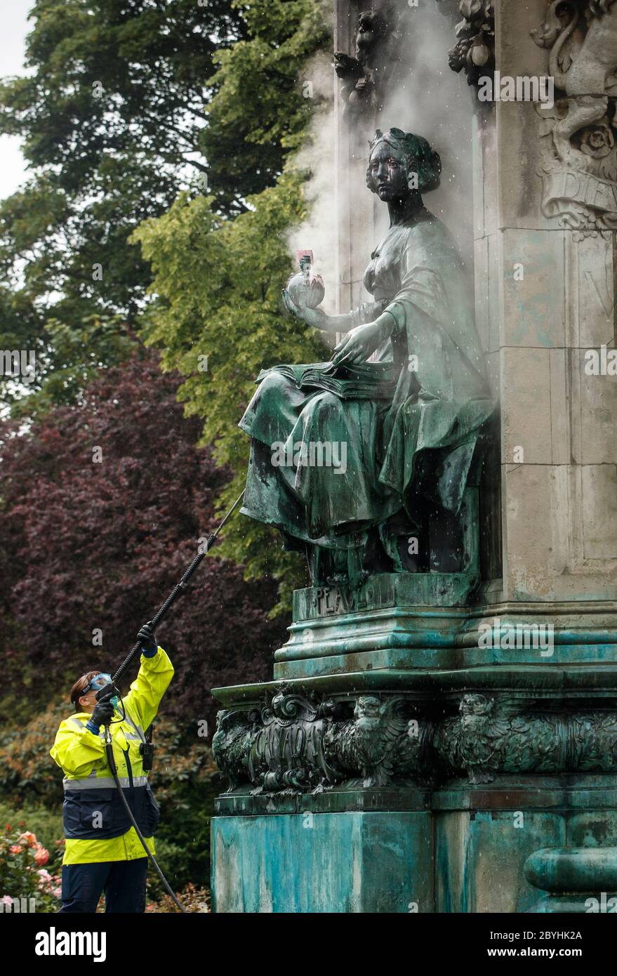 Die Arbeiter des Rates reinigen Graffiti, darunter die Buchstaben "BLM" und die Worte "Wanderer" und "Eigentümer der Lave", von einer Statue von Königin Victoria in Woodhouse Moor, Leeds, nach einer Reihe von Black Lives Matter Protesten, die über das Wochenende in ganz Großbritannien stattfanden. Die Proteste wurden durch den Tod von George Floyd ausgelöst, der am 25. Mai in Polizeigewahrsam in der US-Stadt Minneapolis getötet wurde. Stockfoto
