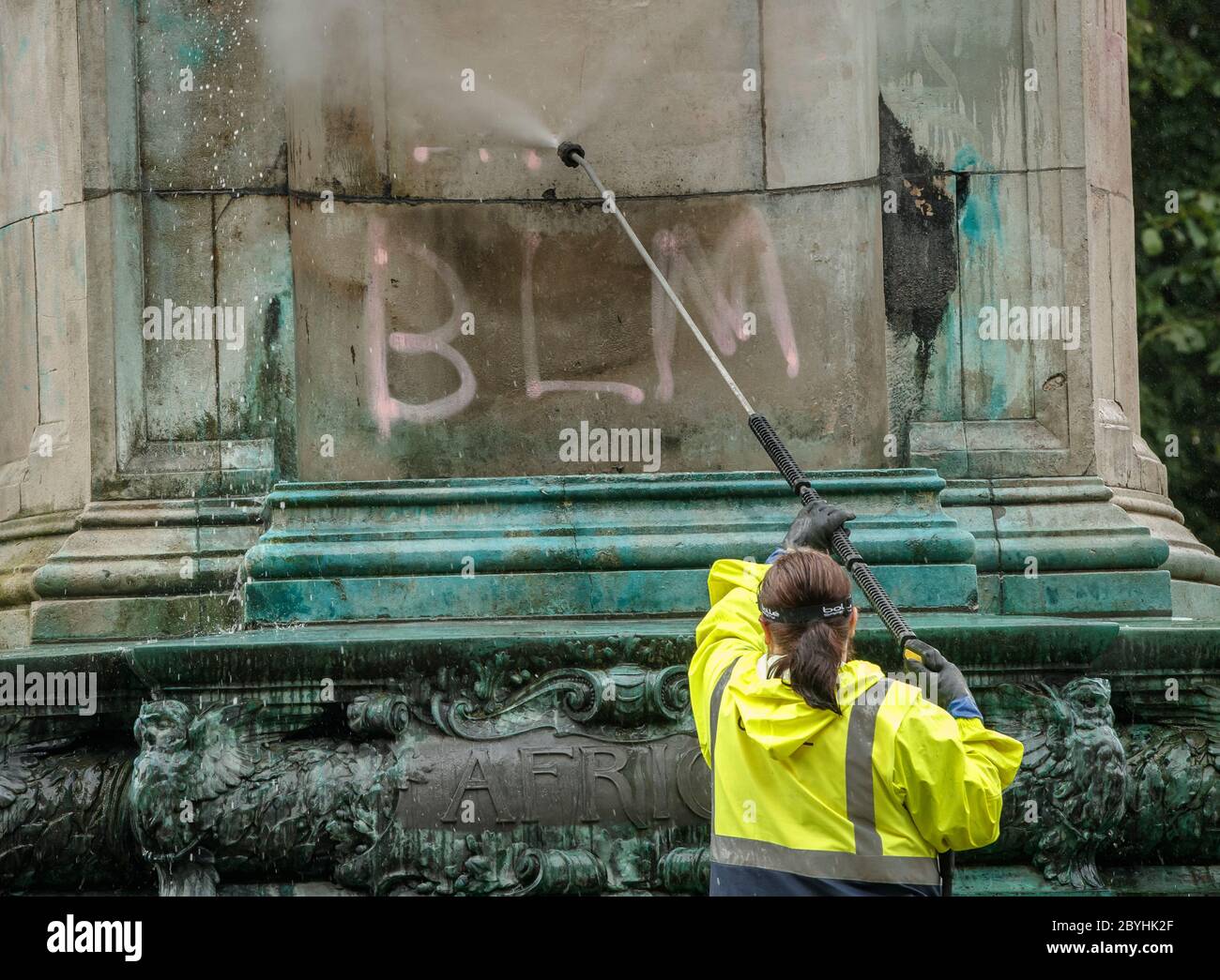 Die Arbeiter des Rates reinigen Graffiti, darunter die Buchstaben "BLM" und die Worte "Wanderer" und "Eigentümer der Lave", von einer Statue von Königin Victoria in Woodhouse Moor, Leeds, nach einer Reihe von Black Lives Matter Protesten, die über das Wochenende in ganz Großbritannien stattfanden. Die Proteste wurden durch den Tod von George Floyd ausgelöst, der am 25. Mai in Polizeigewahrsam in der US-Stadt Minneapolis getötet wurde. Stockfoto