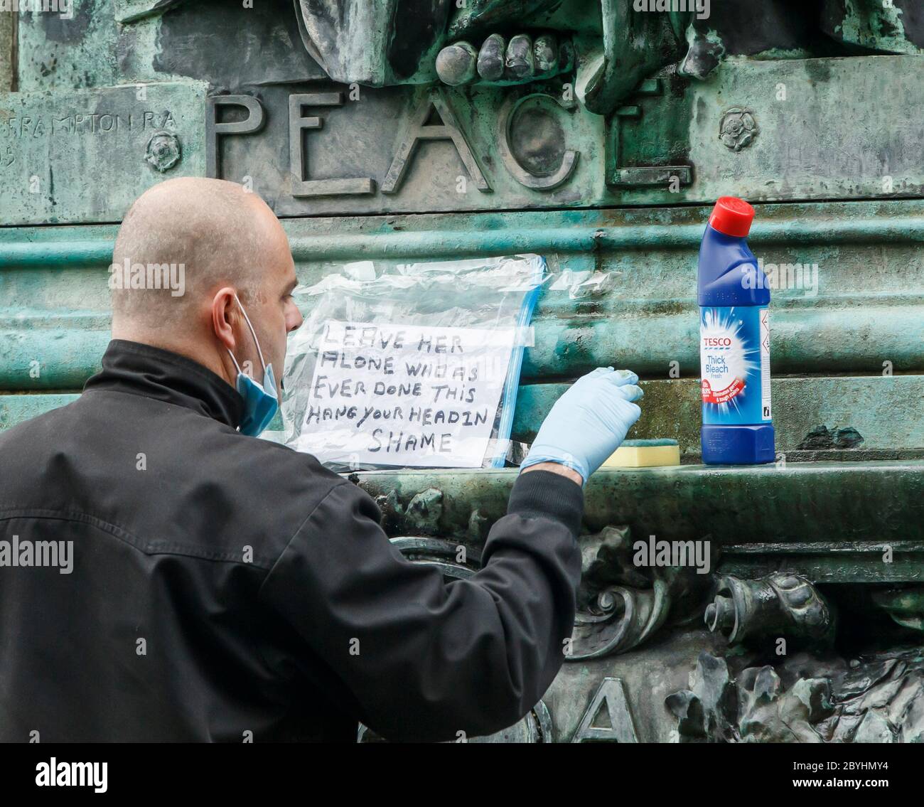 Graham Newby, Mitglied der Öffentlichkeit, hinterlässt ein Schild mit der Aufschrift "Lass sie in Ruhe, die wie immer dies getan hat, hänge deinen Kopf in Scham" an einer Statue von Königin Victoria in Woodhouse Moor, Leeds, Das war mit den Buchstaben BLM und den Worten 'Wanderer' und 'Slave Owner' verpfropft worden, nachdem eine Reihe von Black Lives Matter Protesten über das Wochenende in ganz Großbritannien stattgefunden hatten. Die Proteste wurden durch den Tod von George Floyd ausgelöst, der am 25. Mai in Polizeigewahrsam in der US-Stadt Minneapolis getötet wurde. Stockfoto