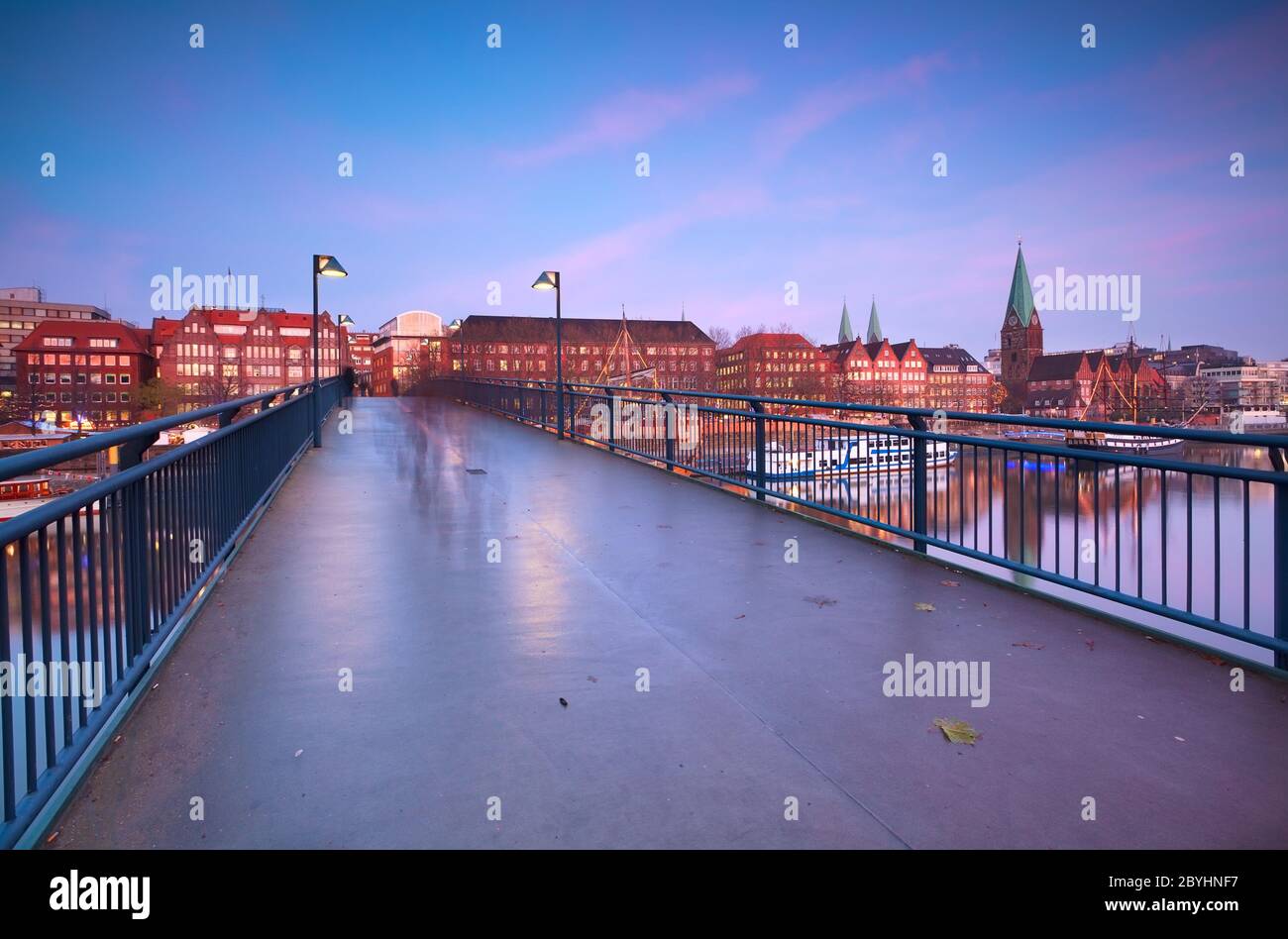 Blick auf den Sonnenuntergang über Bremen Stadt von der Brücke Stockfoto