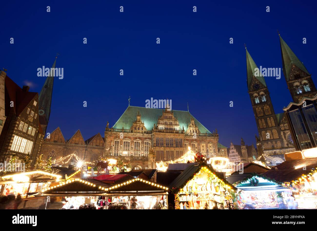 Rathaus und Weihnachtsmarkt in Bremen bei Nacht Stockfoto