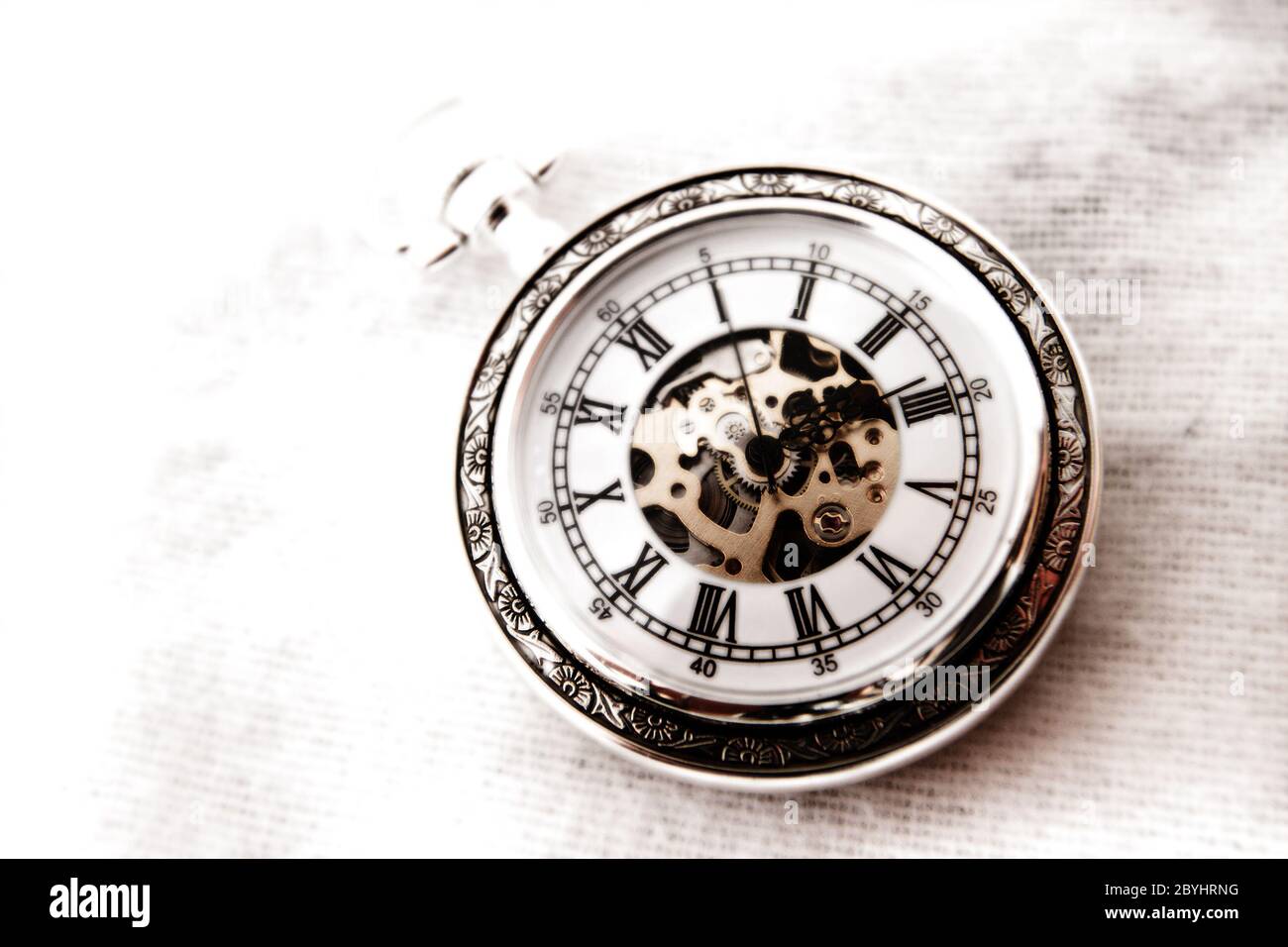 Alte Uhr Maschine auf weißem Hintergrund Stockfoto
