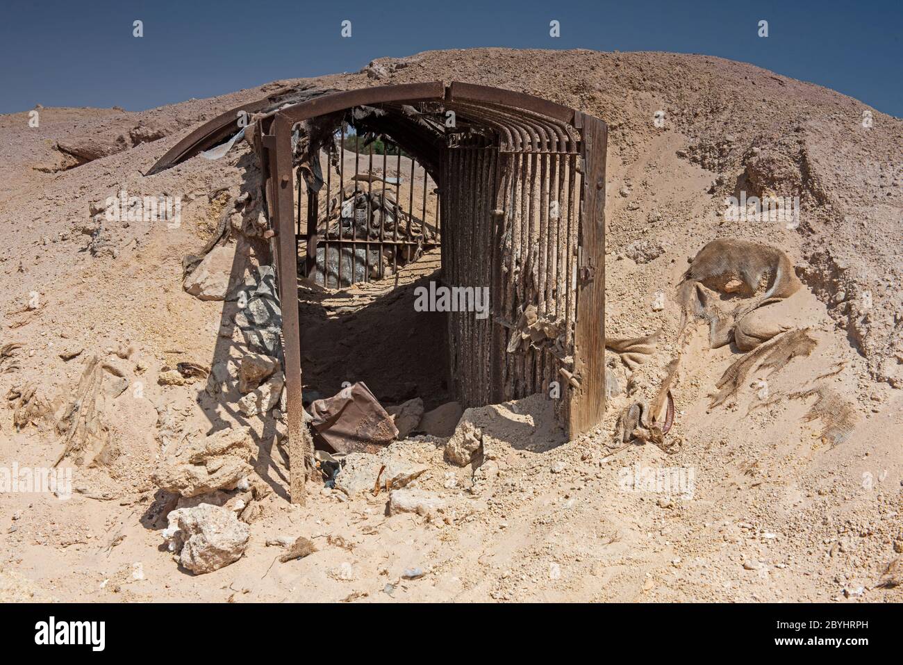 Überreste eines alten verlassenen Militärarmee unterirdischen Bunker Dugout in der Wüste von afrika Stockfoto