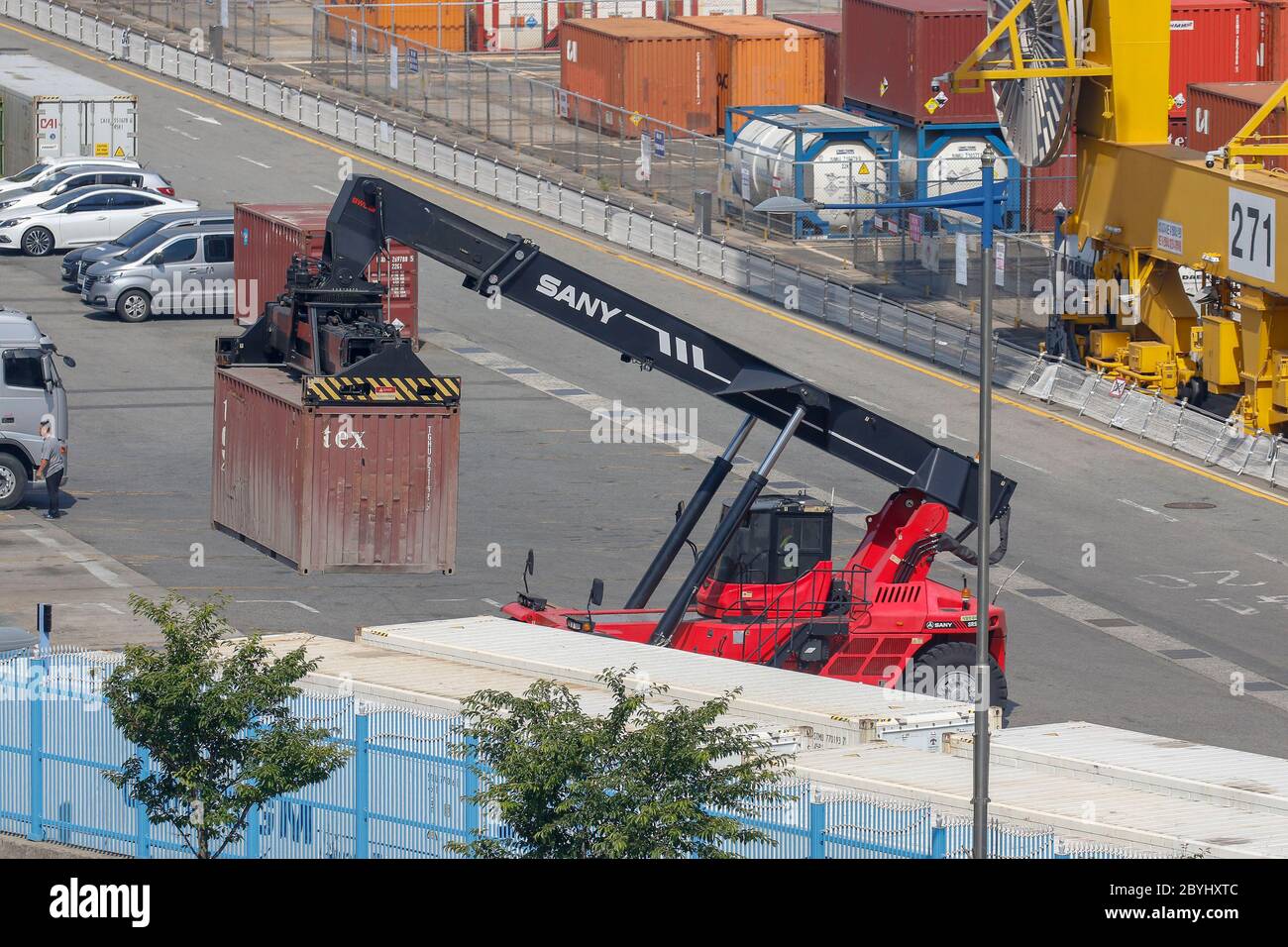 10. Juni 2020, Busan, SÜDKOREA: 10. Juni 2020-Busan, Südkorea- EINE Szene der neuen Container-Hafen in Busan, Südkorea.Südkorea wird erwartet, dass die Wirtschaft in diesem Jahr zu 1.2 Prozent sinken, da die Coronavirus Pandemie und Lockdown Maßnahmen verwüsteten globalen Handel und Konsum, die Organisation für wirtschaftliche Zusammenarbeit und Entwicklung (OECD) sagte am Mittwoch. Die aktualisierte Prognose, die die stärkste Kontraktion seit der asiatischen Finanzkrise von 1998 sein würde, markierte eine deutliche Abwärtsbewertung gegenüber der OECD-Prognose für eine Expansion von 2 Prozent im März. Die jüngste OECD-Prognose ist düster als eine Prognose Stockfoto