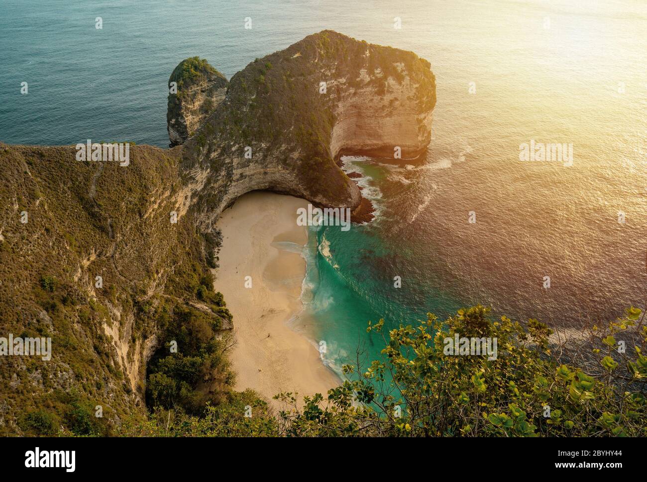 Blick auf den Kelingking Strand bei Sonnenuntergang vom oberen Aussichtspunkt oder t-rex, einer der berühmtesten Bache auf der Insel Bali, Indonesien Stockfoto