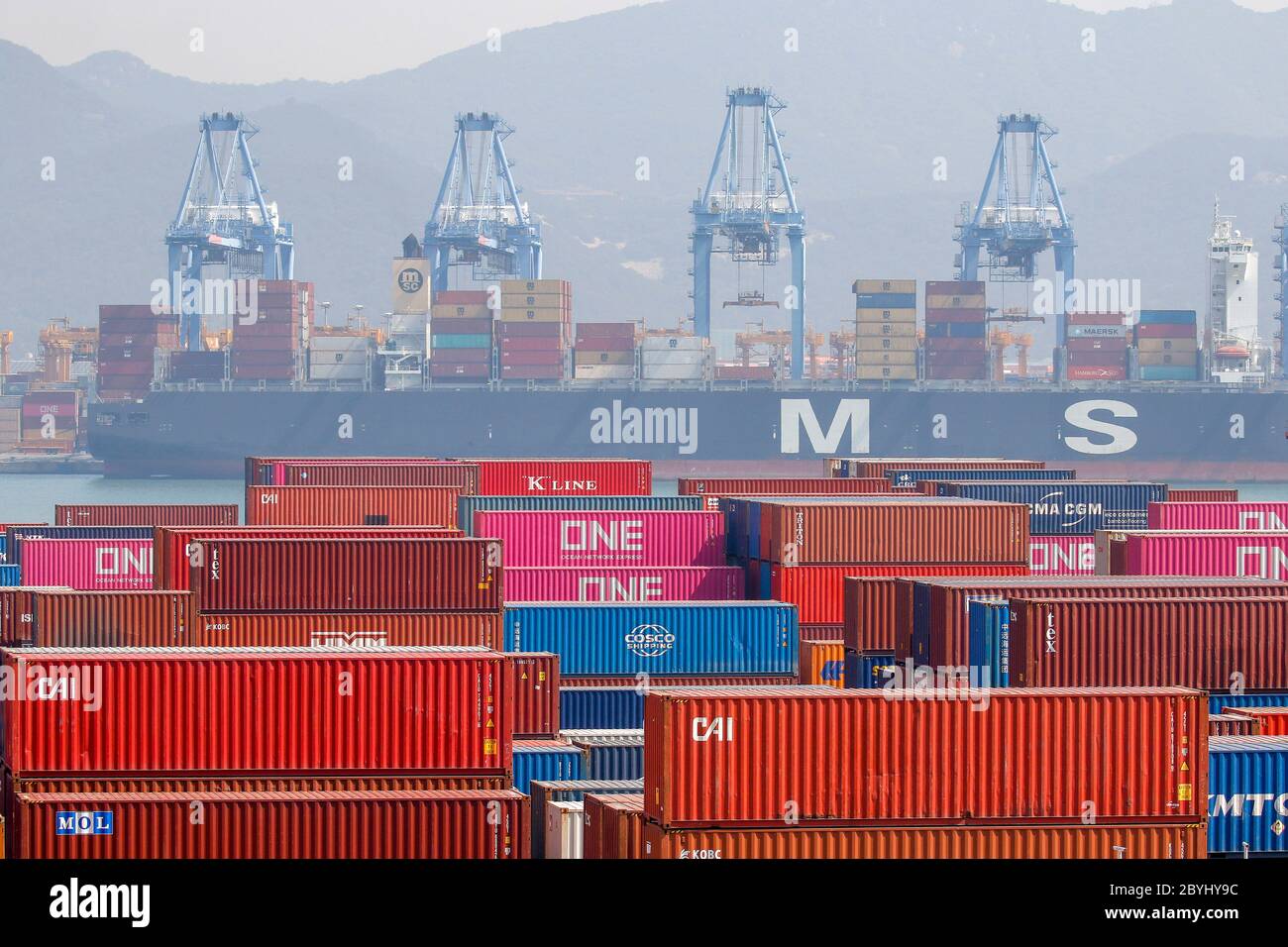 10. Juni 2020, Busan, SÜDKOREA: 10. Juni 2020-Busan, Südkorea- EINE Szene der neuen Container-Hafen in Busan, Südkorea.Südkorea wird erwartet, dass die Wirtschaft in diesem Jahr zu 1.2 Prozent sinken, da die Coronavirus Pandemie und Lockdown Maßnahmen verwüsteten globalen Handel und Konsum, die Organisation für wirtschaftliche Zusammenarbeit und Entwicklung (OECD) sagte am Mittwoch. Die aktualisierte Prognose, die die stärkste Kontraktion seit der asiatischen Finanzkrise von 1998 sein würde, markierte eine deutliche Abwärtsbewertung gegenüber der OECD-Prognose für eine Expansion von 2 Prozent im März. Die jüngste OECD-Prognose ist düster als eine Prognose Stockfoto