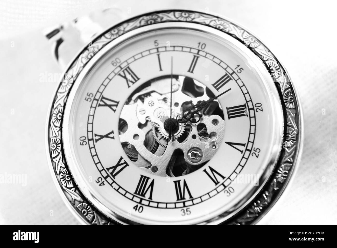 Alte Uhr Maschine auf weißem Hintergrund Stockfoto