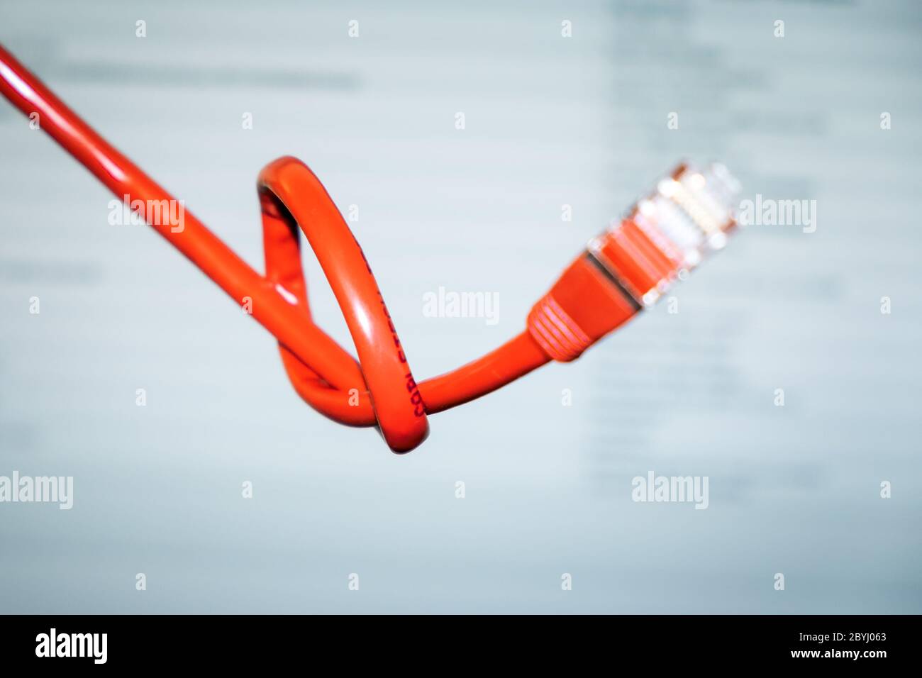 Rotes Netzwerkkabel mit Knoten Stockfoto