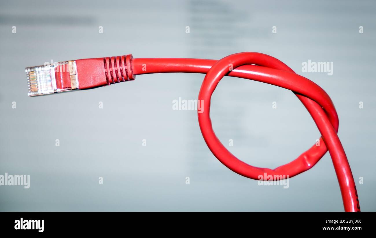 Rotes Netzwerkkabel mit Knoten Stockfoto