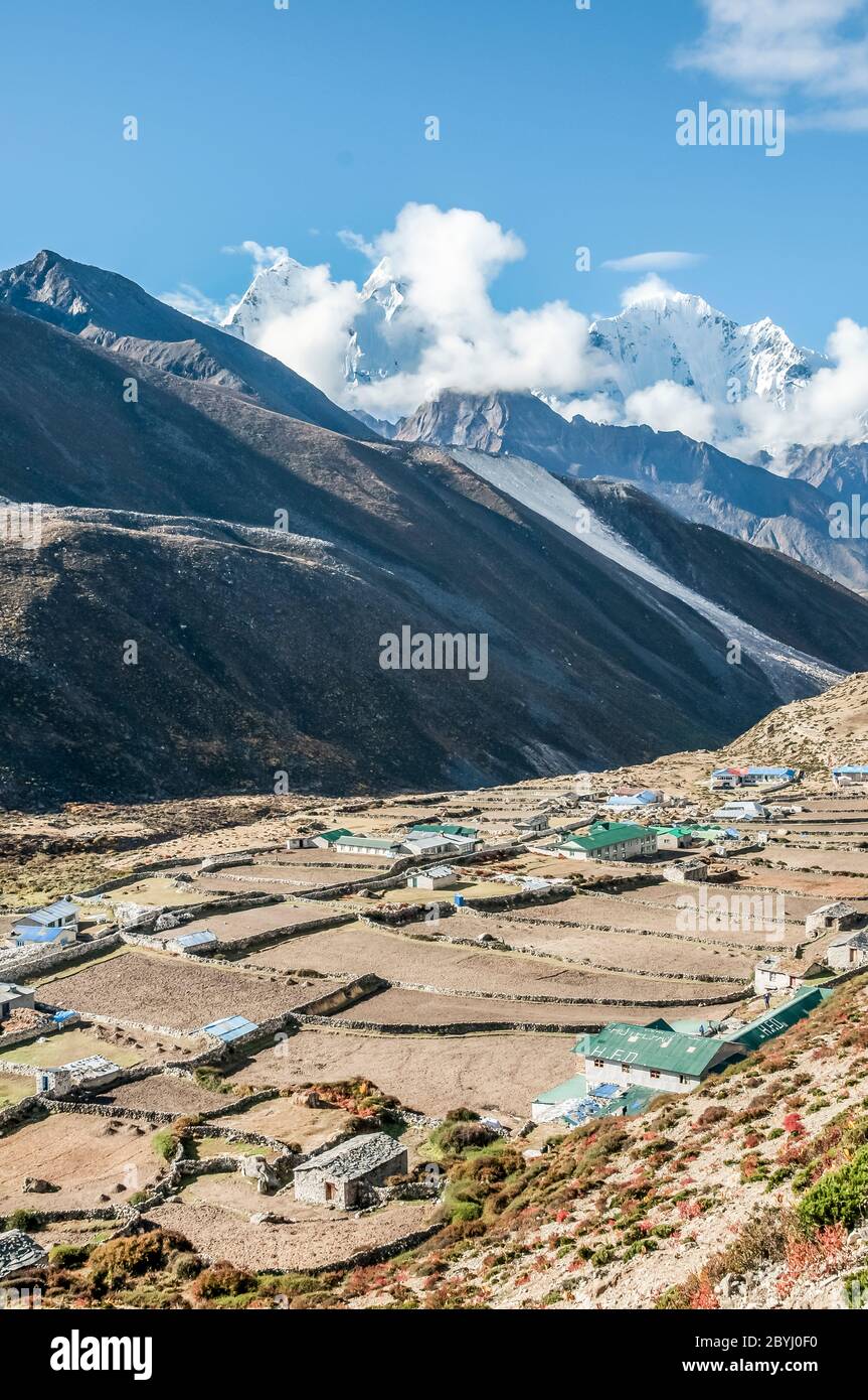Nepal. Island Peak Trek. Blick über ummauerte Feldgehege in Richtung der Gipfel von Ama Dablam von oberhalb von Dingboche Village Stockfoto