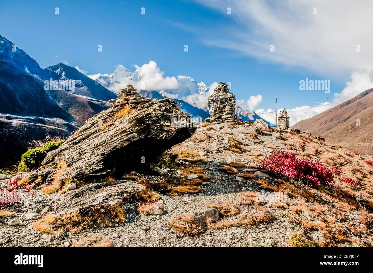Nepal. Island Peak Trek. Buddhistischer Gedenkstein cairns oberhalb des Dorfes Dingboche in Richtung Kan Taiga Stockfoto