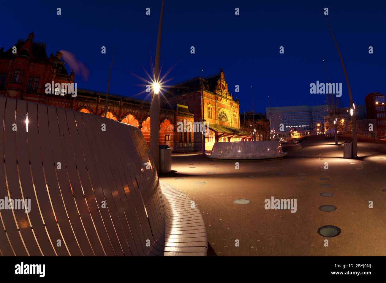 Hauptbahnhof in Groningen bei Nacht Stockfoto