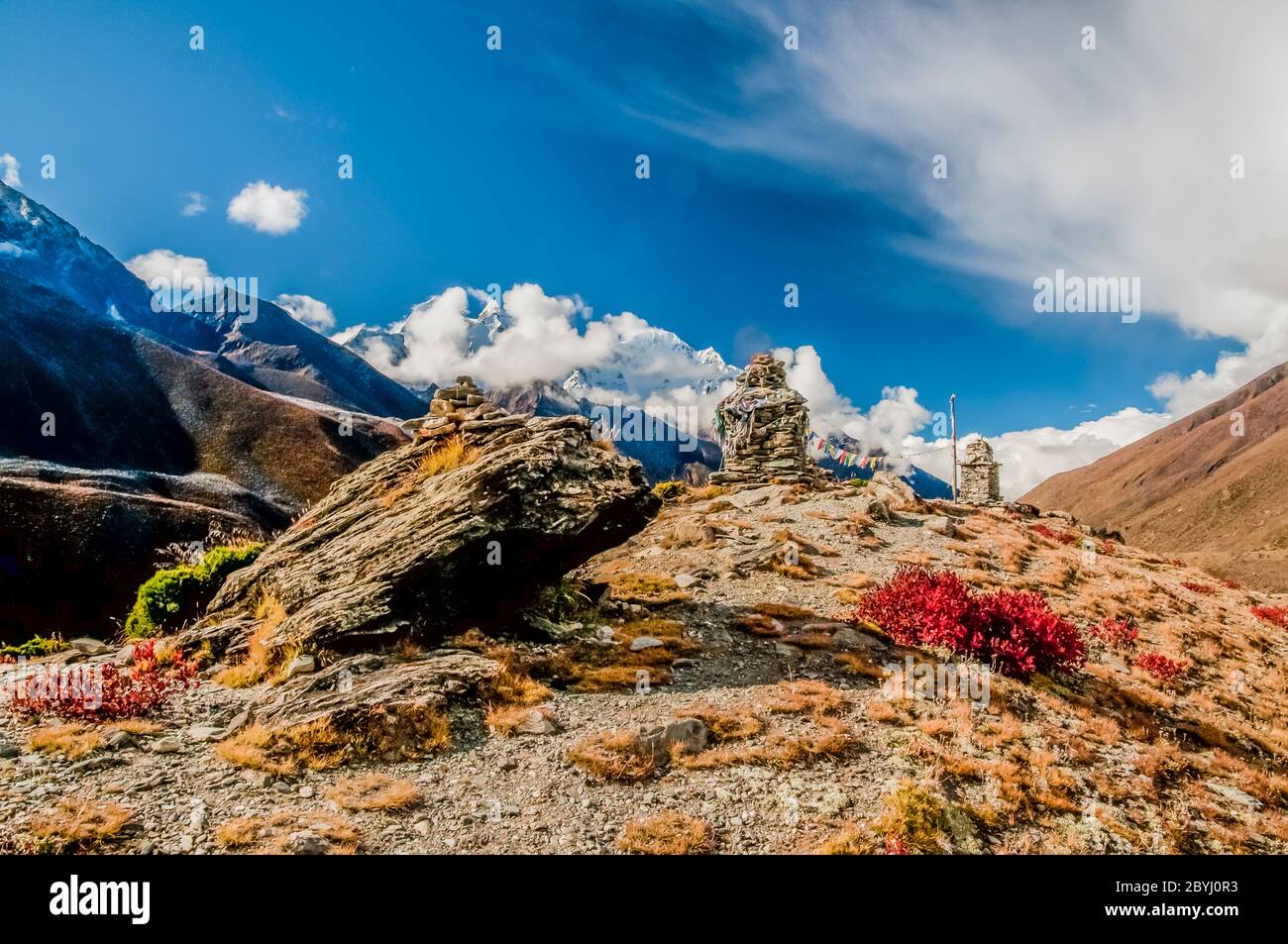 Nepal. Island Peak Trek. Buddhistischer Gedenkstein cairns oberhalb des Dorfes Dingboche in Richtung Kan Taiga Stockfoto