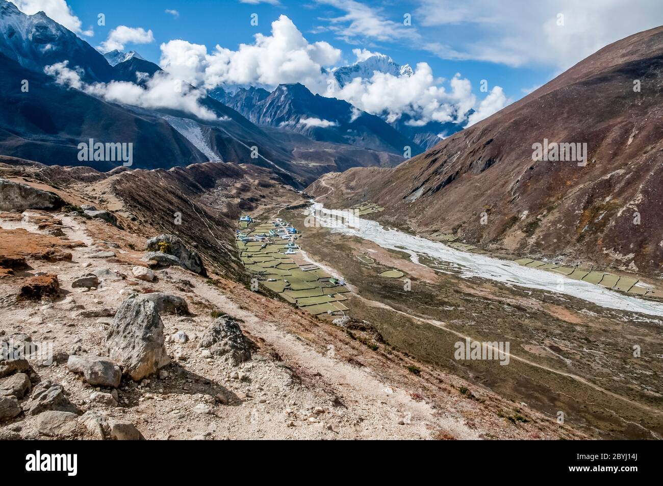 Fluss Am Mount Everest Vier Buchstaben