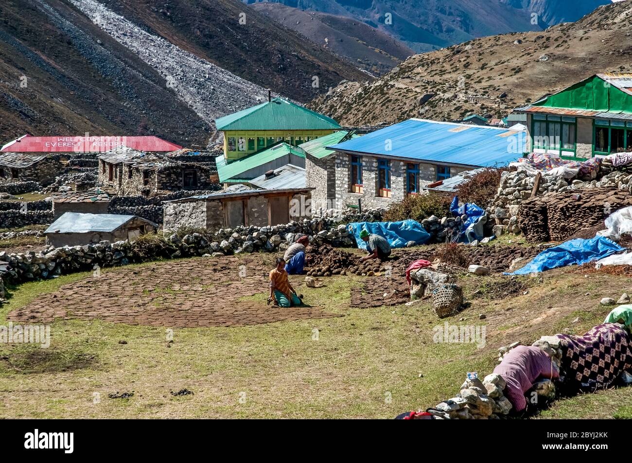 Nepal. Island Peak Trek. Blick über eine der ummauerten Feldgehege in Richtung Dingboche Village Stockfoto