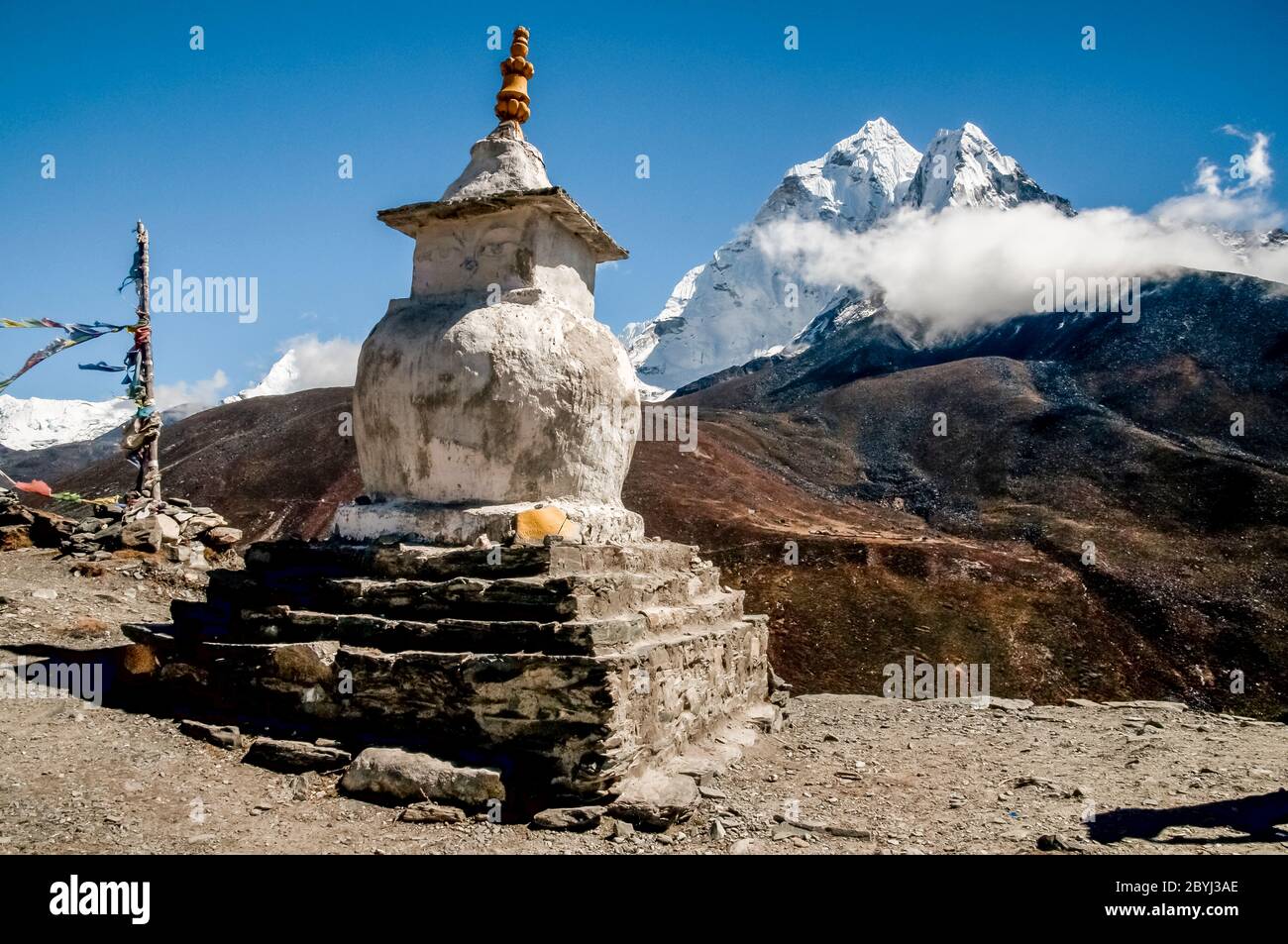 Nepal. Island Peak Trek. Buddhistischer Chorgebet Stupa mit Mani Gebetssteinen, die von oberhalb des Dorfes Dingboche in Richtung Ama Dablam schauen Stockfoto
