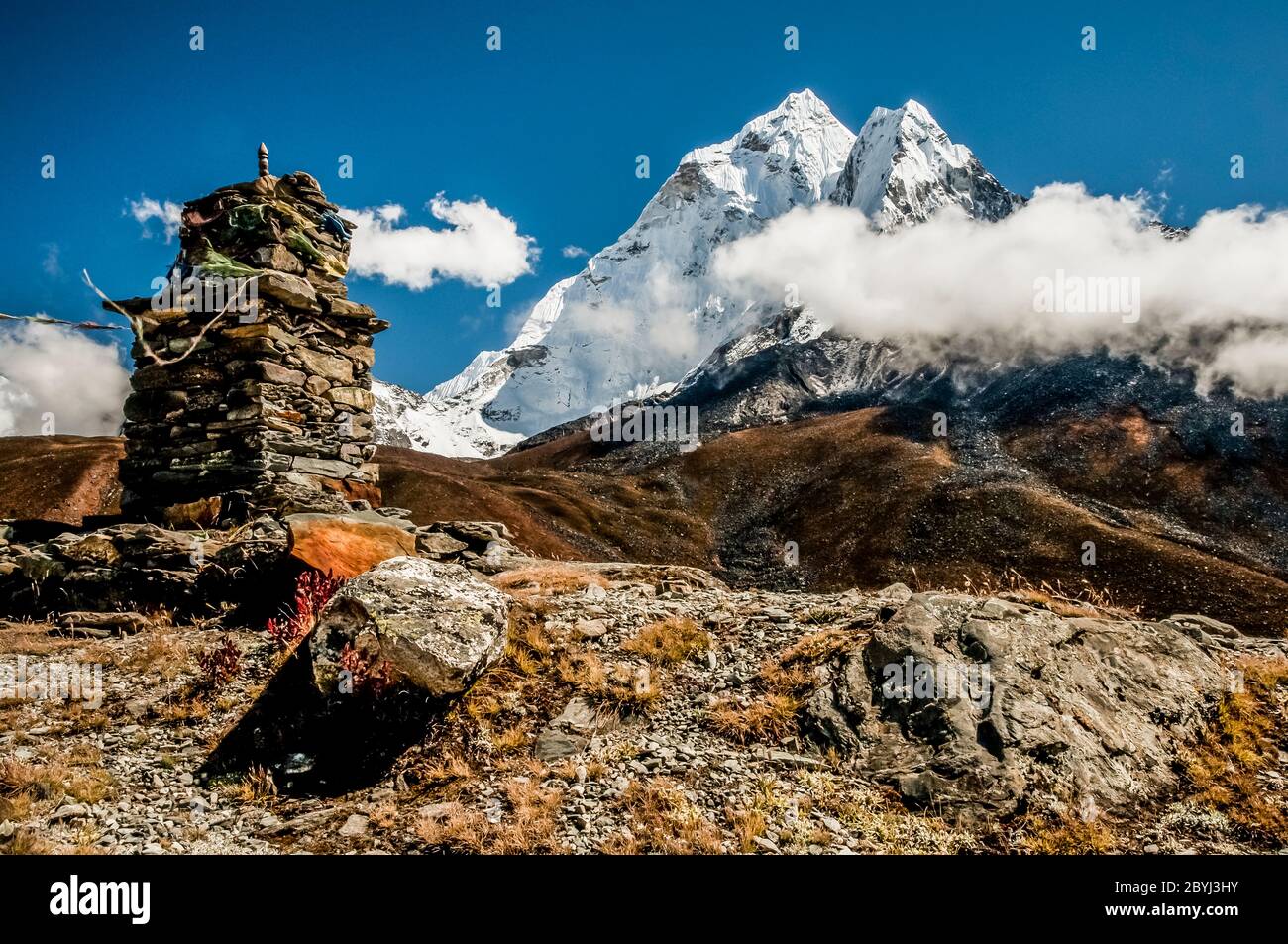 Nepal. Island Peak Trek Allgemeines landschaftlich schöner Blick in Richtung Ama Dablam mit einem buddhistischen Steinkairn Stockfoto