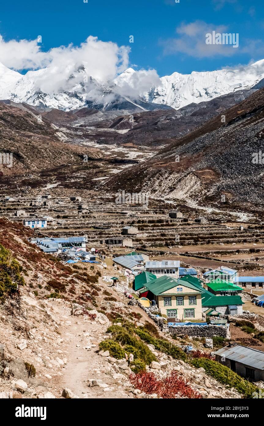 Nepal. Island Peak Trek. Blick hinunter zu den ummauerten Feldgehegen von oben Dingboche Village Stockfoto