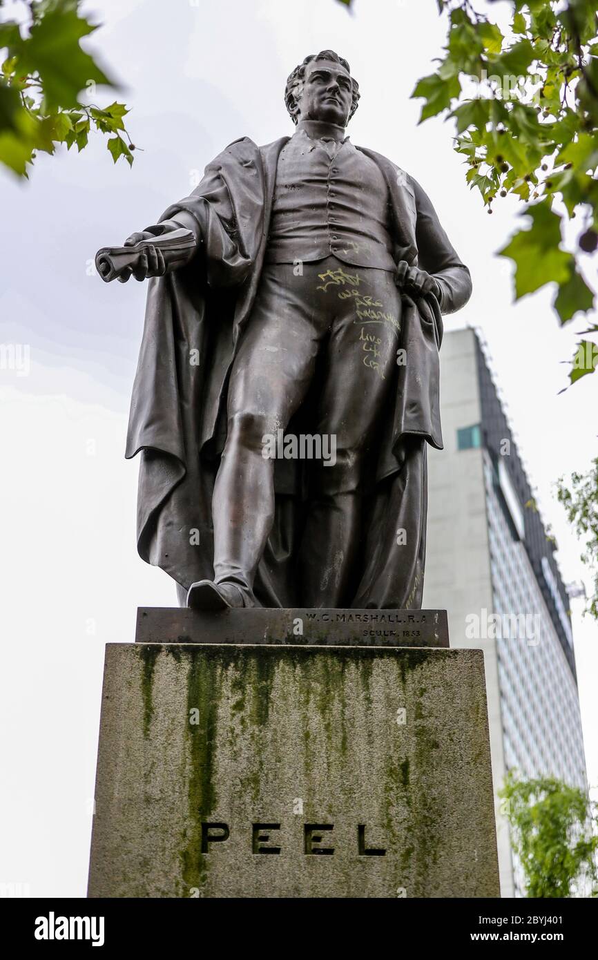 Eine Statue des zweimalligen britischen Premierministers Sir Robert Peel in Piccadilly Gardens, Manchester, wurde als Petition gestartet, die den Stadtrat von Manchester nach den Protesten von Black Lives Matter zur Entfernung auffordert. Stockfoto