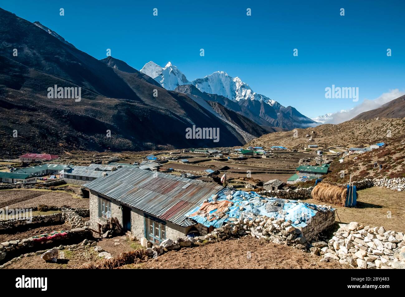 Nepal. Island Peak Trek. Blick auf die Gipfel des Ama Dablam von oberhalb des Dorfes Dingboche Stockfoto