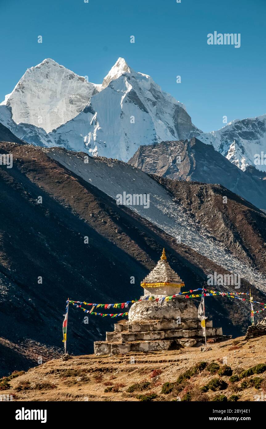Nepal. Island Peak Trek. Am buddhistischen Chorten Stupa oberhalb der Sherpa-Siedlung Dingboche, in Richtung des berühmten Ama Dablam-Gipfels und des benachbarten Kangtega-Gipfels Stockfoto