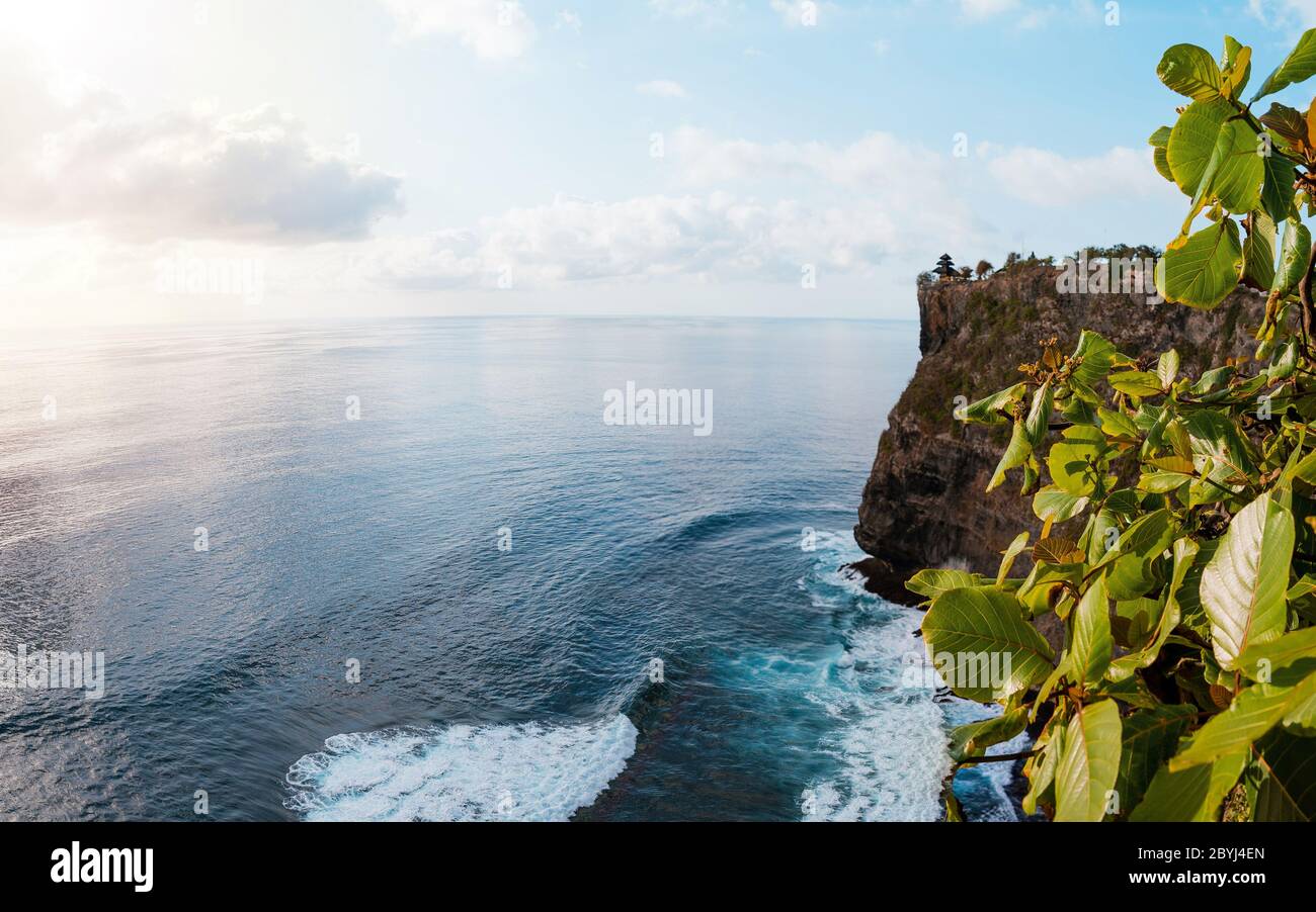 Malerische Meereslandschaft, Bali. Hohe Klippe am tropischen Strand in Bali, Indonesien. Tropische Natur von Bali, Indonesien. Wunderschönes blaues Meerwasser, weißer Sand Stockfoto