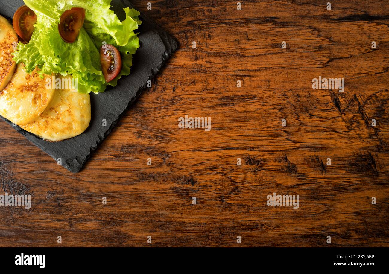 Gegrillter Käse mit Gemüse auf dem Teller. Stockfoto