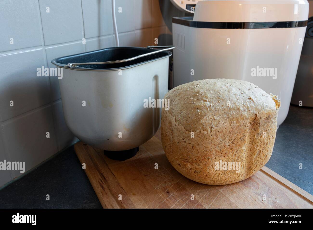 Frisches Weizenbrot direkt aus dem Brotbackautomat Stockfoto
