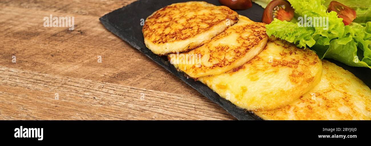 Gegrillter Käse mit Gemüse auf dem Teller. Stockfoto